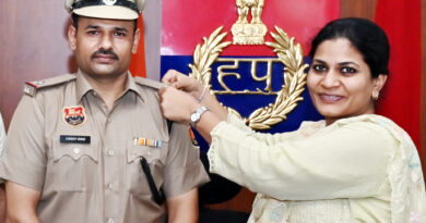 साइबर क्राइम थाना के मुंशी प्रदीप कुमार एएसआई के पद पर हुए प्रमोट,एसपी आस्था मोदी ने स्टार लगा कर किया सम्मानित व उज्जवल भविष्य के लिए दी शुभकामनाएं