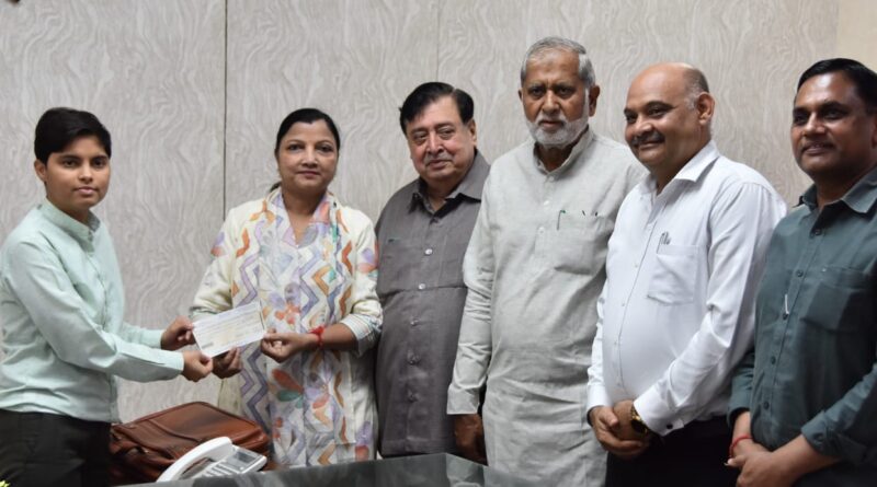 सांसद नवीन जिंदल ने पंजाब में बाढ़ पीड़ितों की सहायता के लिए दिया पांच लाख रुपये का चेक