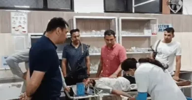 इमरजेंसी में बदमाश का इलाज करती नर्स।