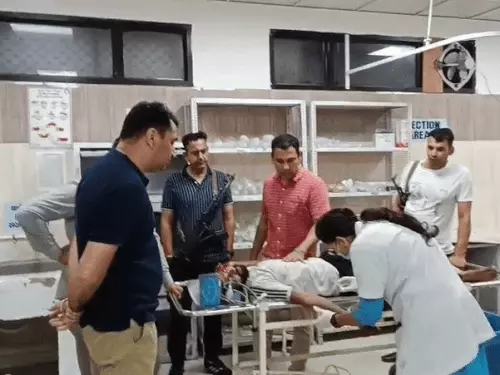 इमरजेंसी में बदमाश का इलाज करती नर्स।